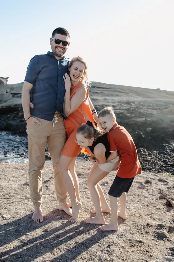 Lifestyle photography Tenerife - spontaneous family laughter during photo session