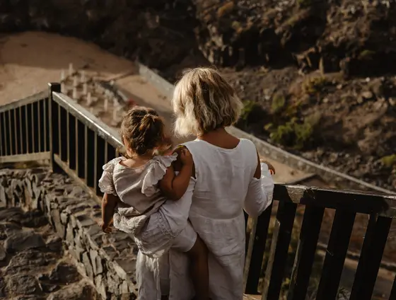 Matka z córką spoglądające na ocean z tarasu Abama Beach Resort