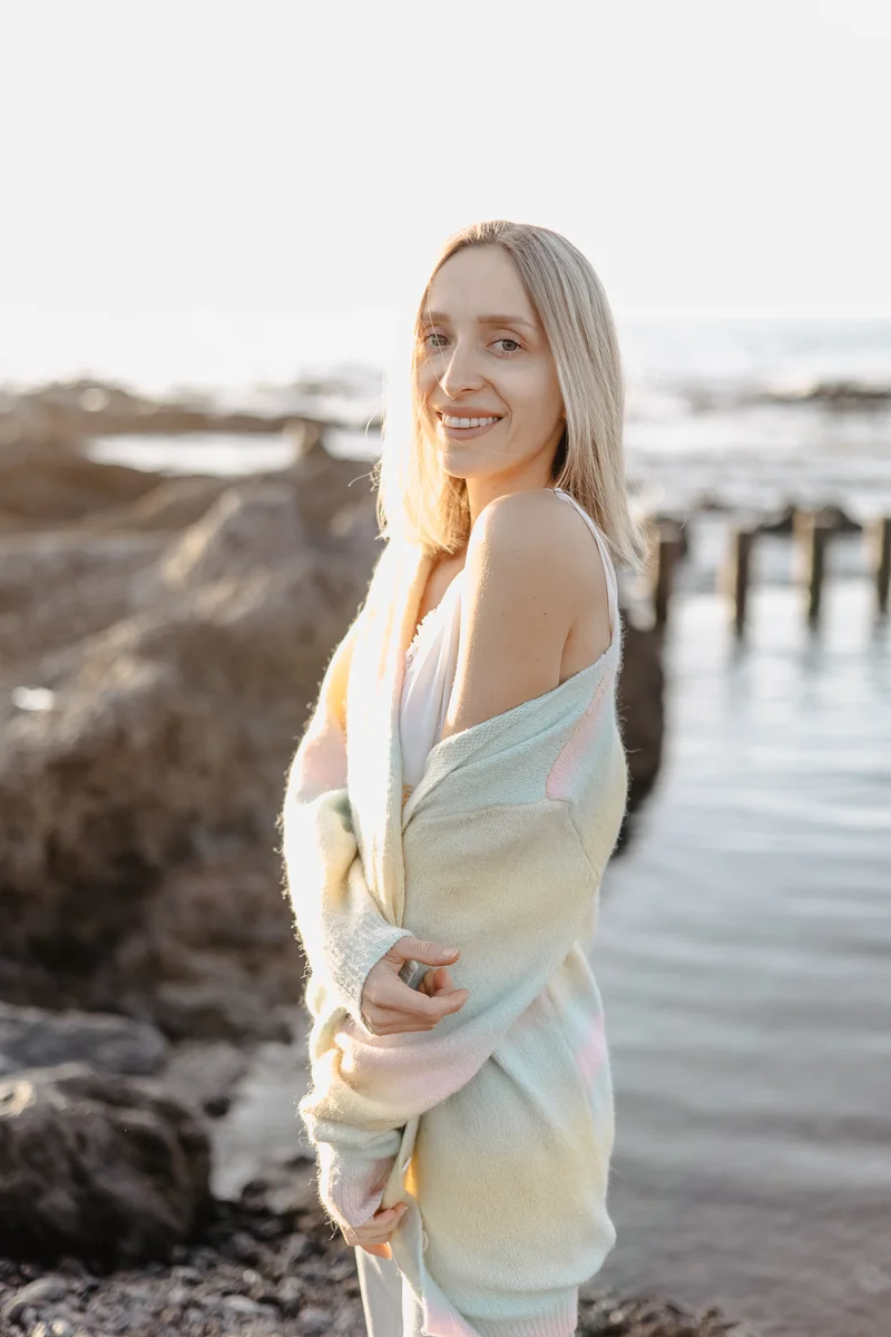 Sonrisa luz dorada piscinas naturales Tenerife rocas volcánicas océano retrato sesión fotográfica