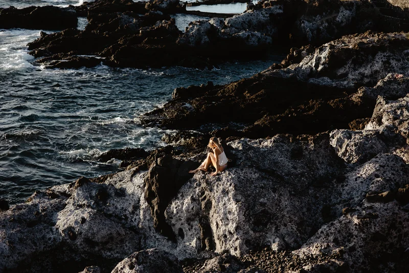 Contemplación rocas volcánicas piscinas naturales Tenerife océano naturaleza salvaje sesión fotografía familiar