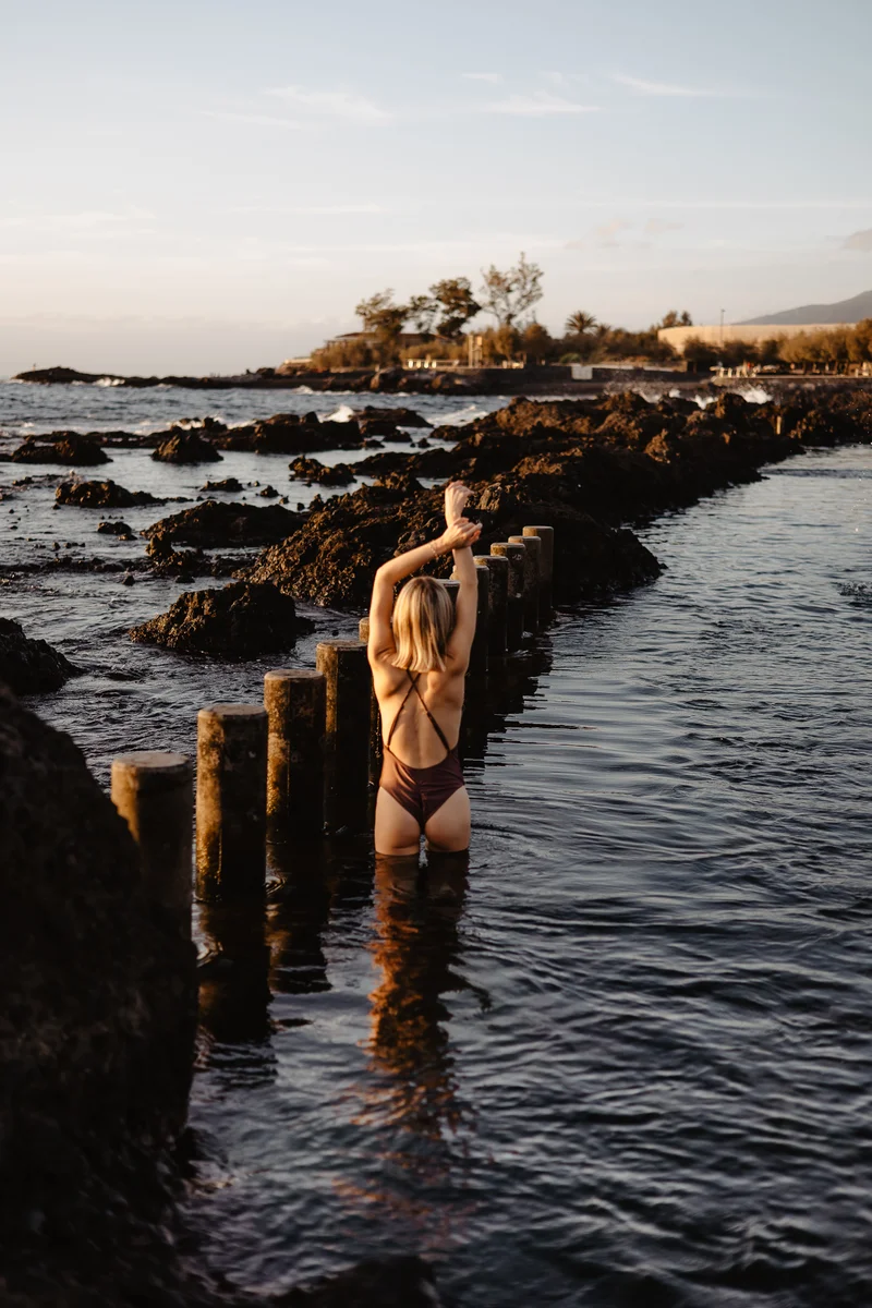 Baño piscinas naturales Alcalá Tenerife rocas volcánicas océano atardecer sesión fotográfica
