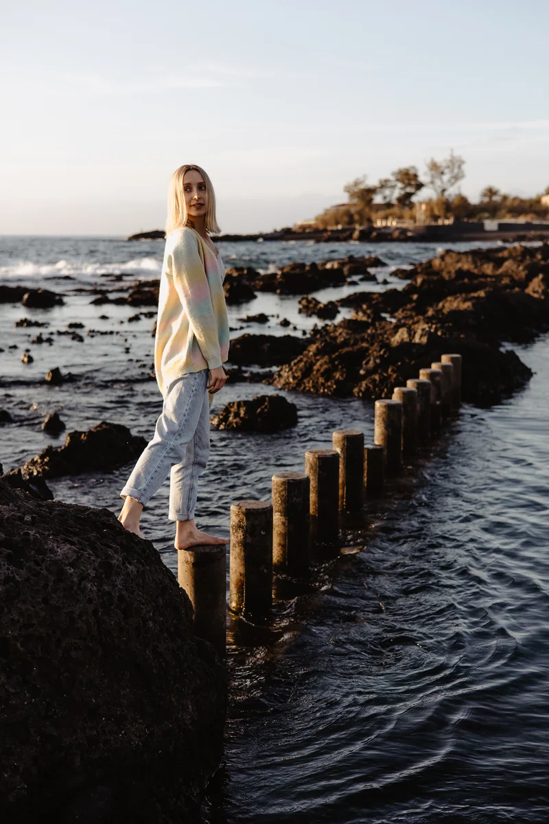 Retrato mujer piscinas naturales Tenerife rocas volcánicas océano luz dorada atmósfera