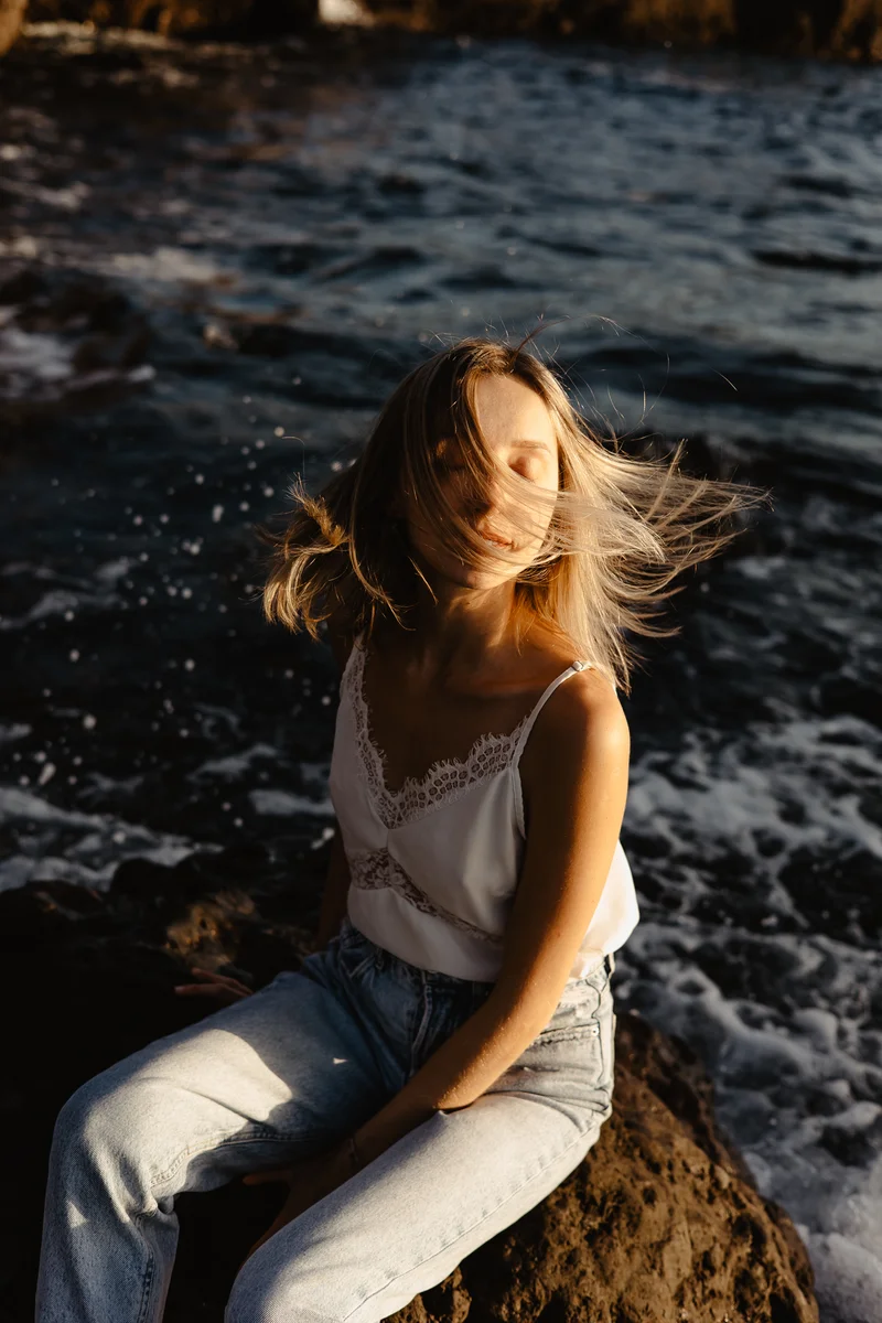 Libertad movimiento cabello viento piscinas naturales Tenerife rocas volcánicas océano retrato sesión
