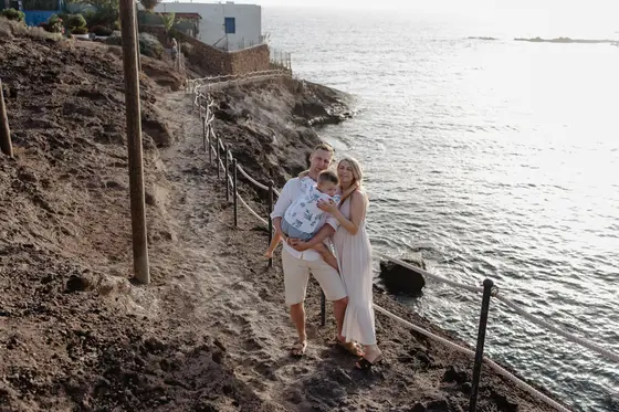 Sesja rodzinna Teneryfa para z dzieckiem na kanaryjskim wybrzeżu z żaglówkami i oceanem