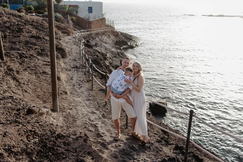 Sesja rodzinna Teneryfa para z dzieckiem na kanaryjskim wybrzeżu z żaglówkami i oceanem