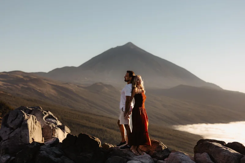 Romantyczna sesja pary na Teneryfie z wulkanicznym krajobrazem Teide w kadrze 57
