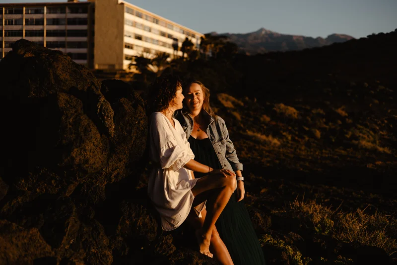 Monika Mrozowska con amiga en cálida sesión de amistad en Tenerife con montañas de fondo
