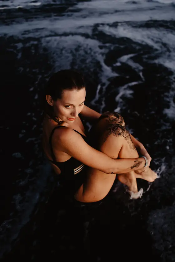 Joanna Moro delikatna sesja portretowa z falami oceanu w tle na Teneryfie