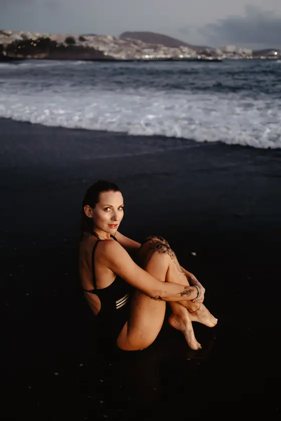 Joanna Moro sesja portretowa na czarnej plaży wulkanicznej Teneryfy z falami oceanu