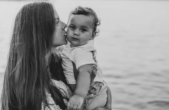 Retrato íntimo en blanco y negro de madre con niño en Tenerife