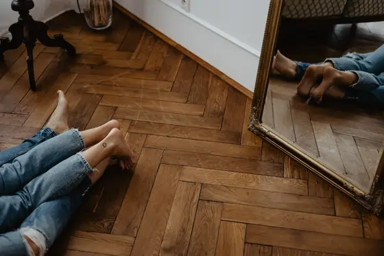 Feet reflection in mirror home photo session preparation Tenerife wooden floor setting
