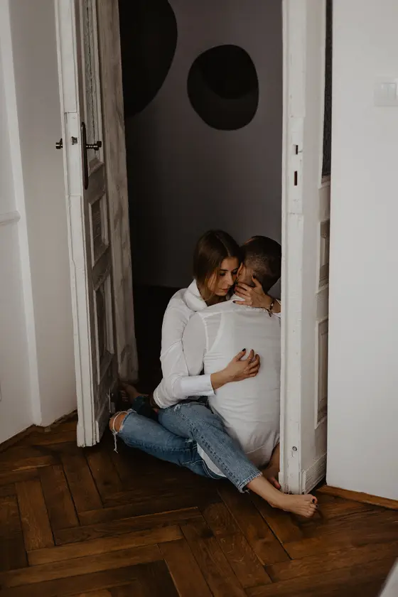 Couple embracing in doorway preparing for home photo session preparation Tenerife intimate