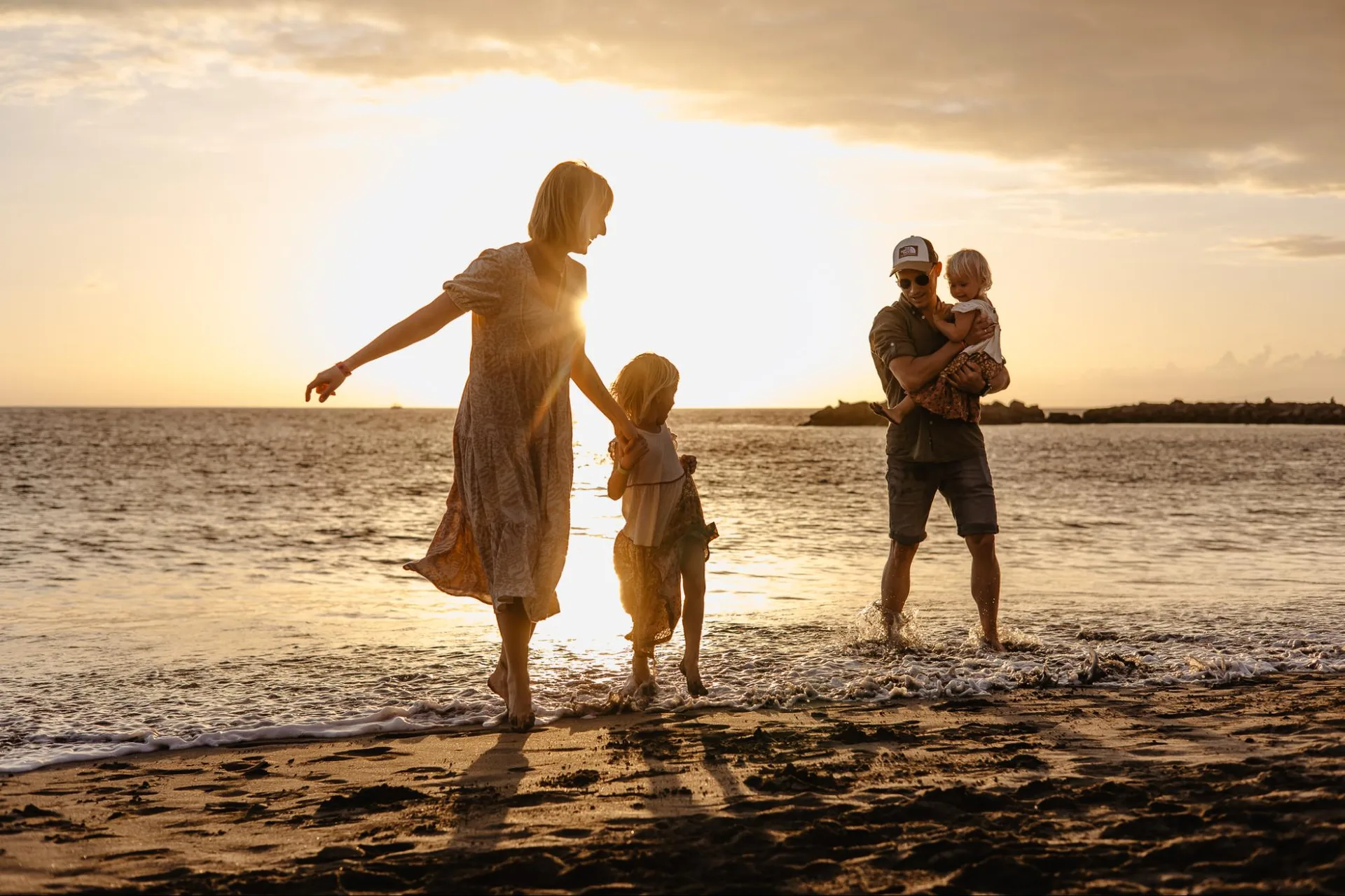Familia paseando por una playa de Tenerife durante una sesión natural al atardecer