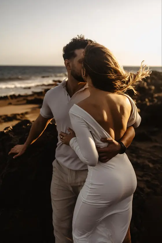 Pareja abrazándose durante una sesión romántica en Tenerife