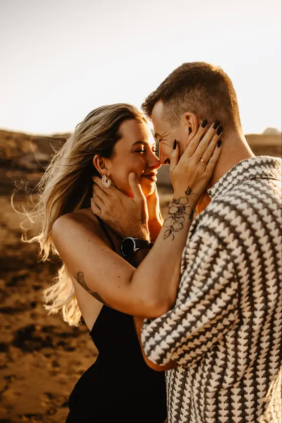 Retrato romántico cercano de una pareja durante una sesión en Tenerife