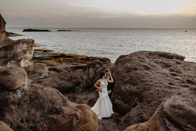 Emocjonalna sesja ślubna elopement wedding na Teneryfie w ciepłym wieczornym świetle