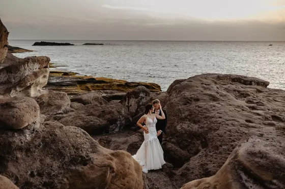 Sesión de fotos de boda elopement en Tenerife con luz cálida de la tarde