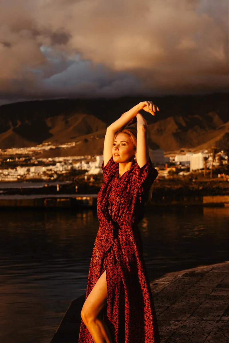 Women's portrait session with warm light and the ocean in the background