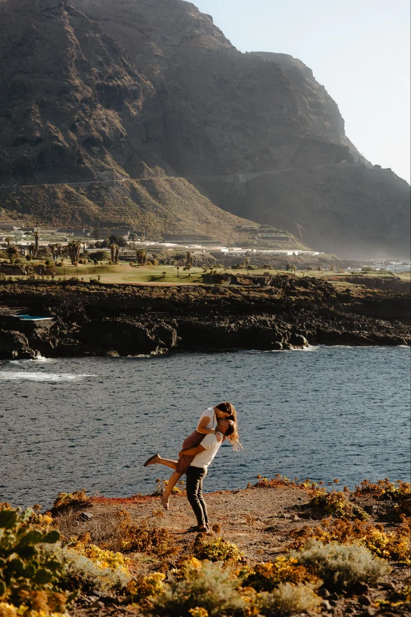 Sesión natural de pareja en Tenerife con vistas al océano