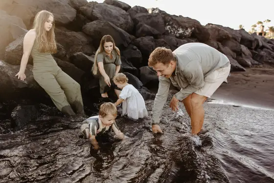 Familia jugando junto al océano durante una sesión lifestyle en Tenerife