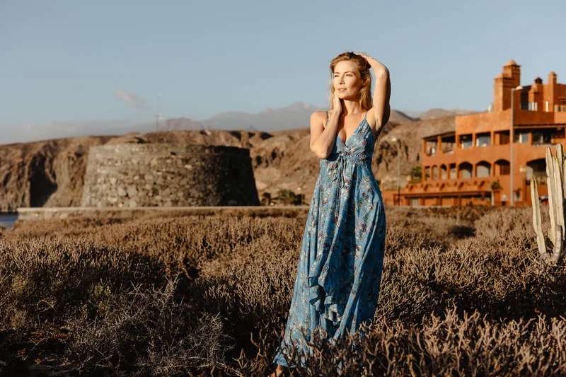 Karolina Chapko en pose romántica con la mano en el cabello en el terreno desértico de Tenerife