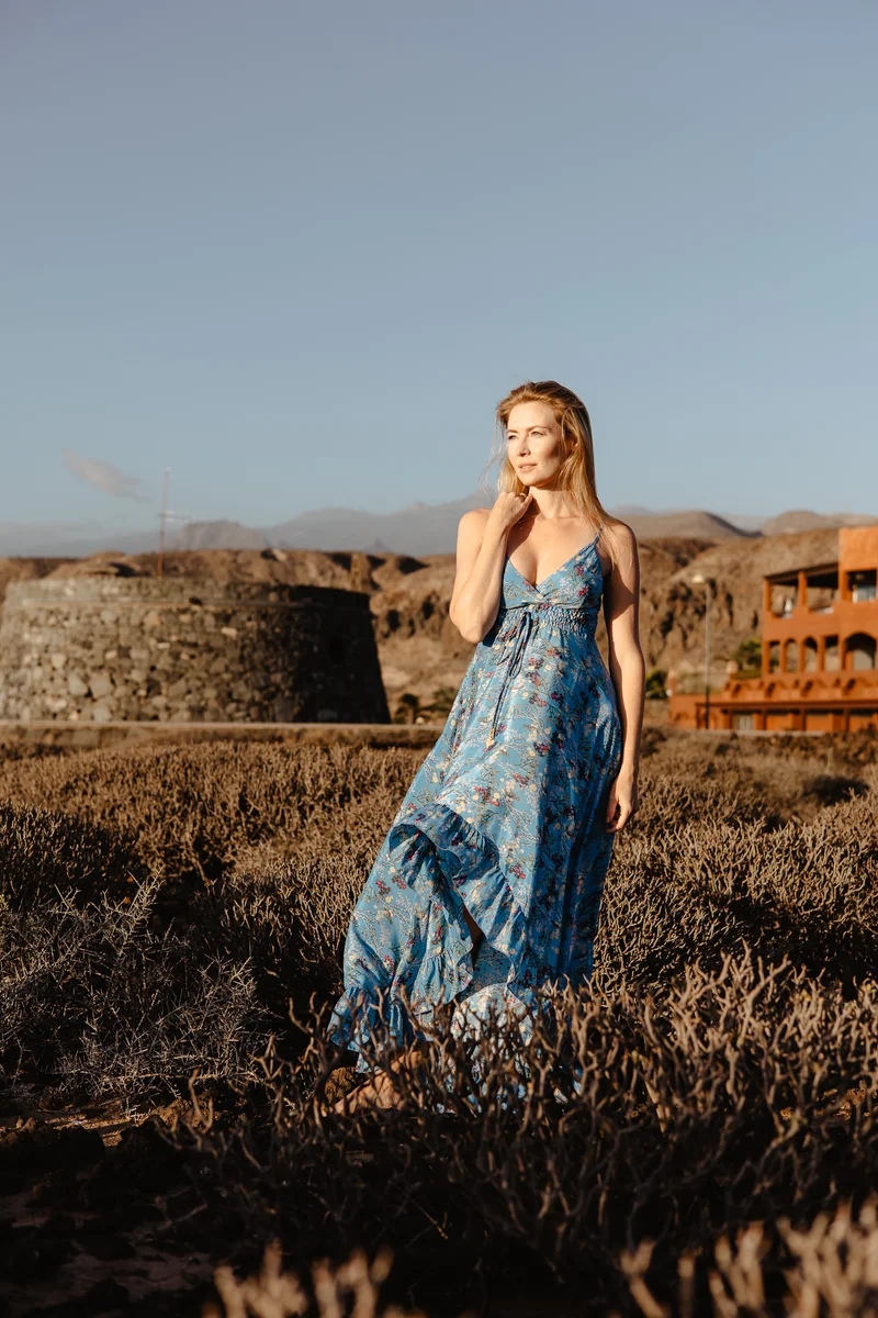 Pose elegante de Karolina Chapko en el paisaje volcánico de Tenerife con la mano en la cara