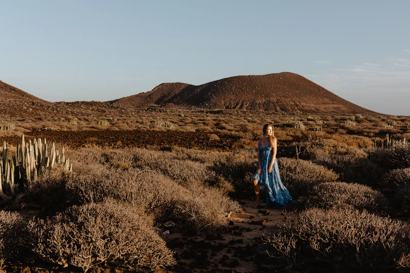 Karolina Chapko en pose majestuosa contra el dramático paisaje volcánico y las montañas de Tenerife
