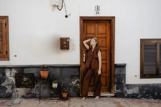 Karolina Chapko posa junto a puertas tradicionales en La Caleta Tenerife durante sesión de retratos