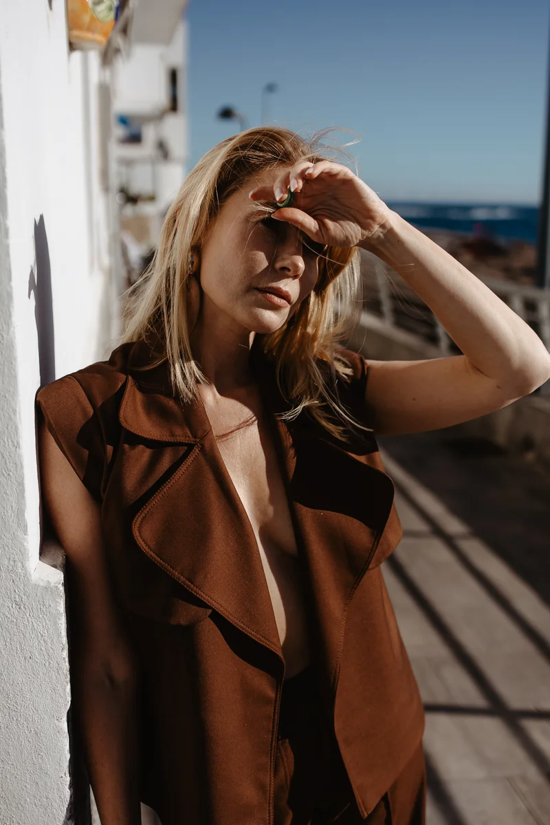 La modelo Karolina Chapko en pose natural durante sesión en las pintorescas calles de La Caleta