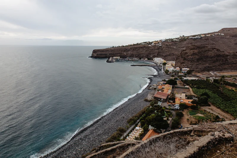 Spektakularny widok z lotu ptaka na plażę Playa de Santiago La Gomera z turkusową wodą