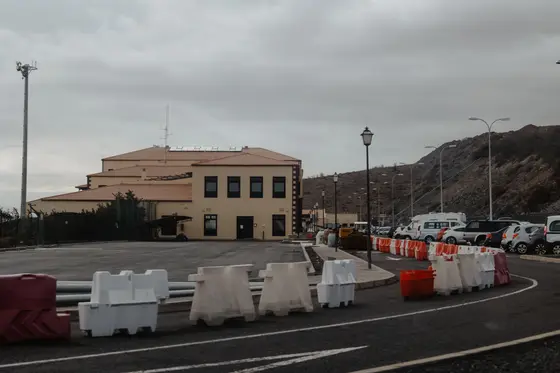 Terminal promowy San Sebastian de La Gomera z charakterystyczną architekturą i barierkami drogowymi