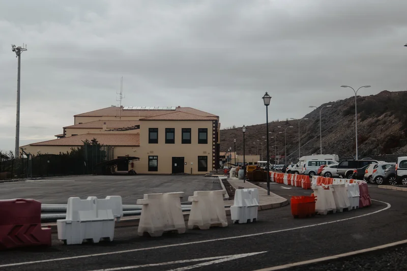 Terminal promowy San Sebastian de La Gomera z charakterystyczną architekturą i barierkami drogowymi