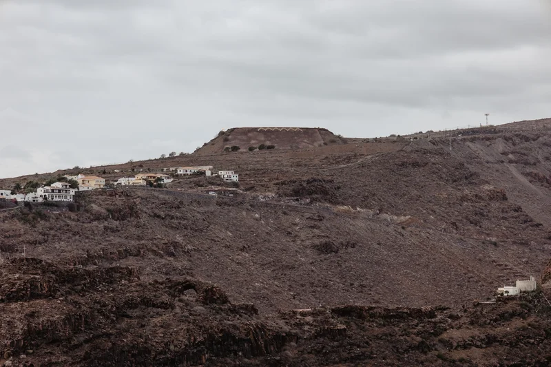 Wiejski krajobraz La Gomera z tradycyjnymi domami na stokach wulkanicznych wzgórz