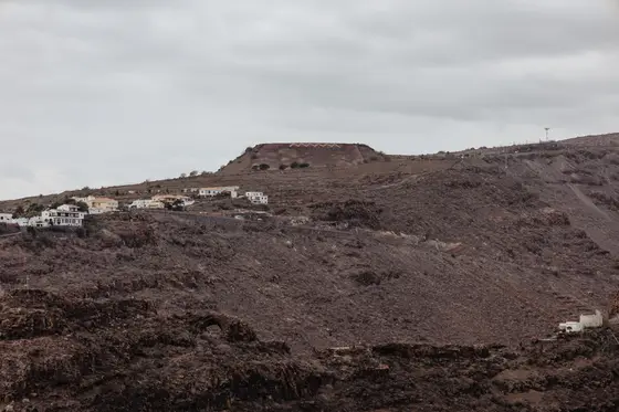 Wiejski krajobraz La Gomera z tradycyjnymi domami na stokach wulkanicznych wzgórz