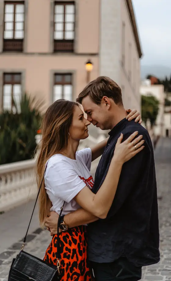 Close portrait photography of couple in La Orotava with colonial architecture and historic lighting