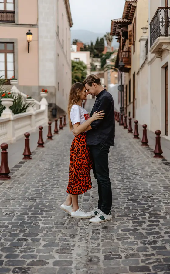 Couple in portrait session on cobblestone streets of La Orotava with colonial Tenerife architecture