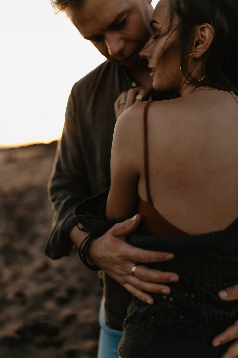 Retrato romántico de pareja enamorada en cálida luz del sol poniente en Tenerife