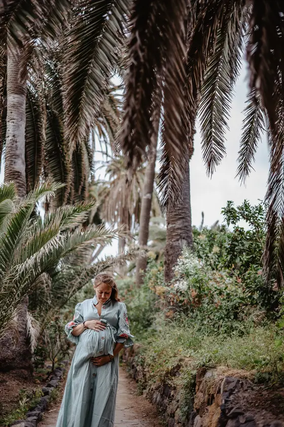 Sesja ciążowa wśród palm na Teneryfie z przyszłą mamą w naturalnym otoczeniu