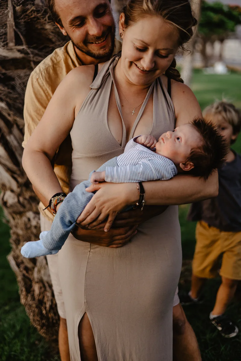 Outdoor newborn session - Photo 12