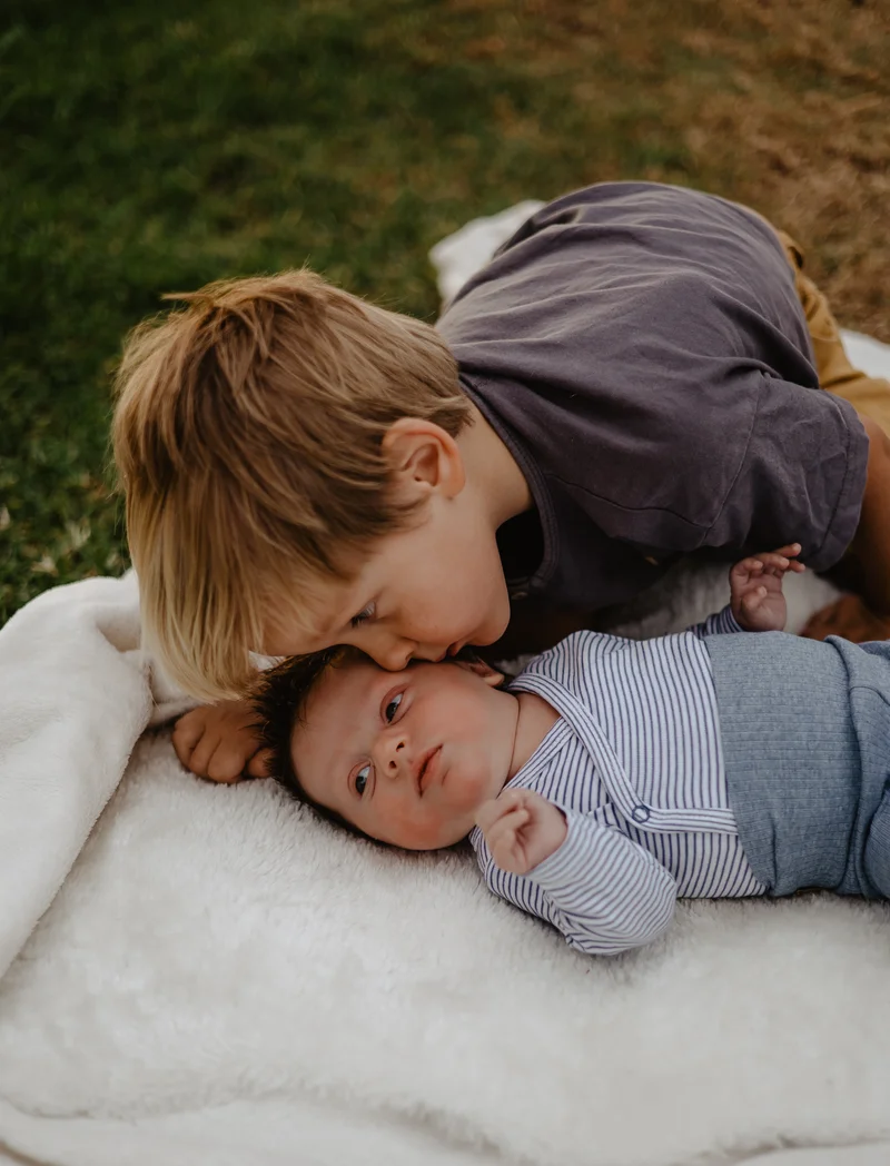Outdoor newborn session - Photo 13