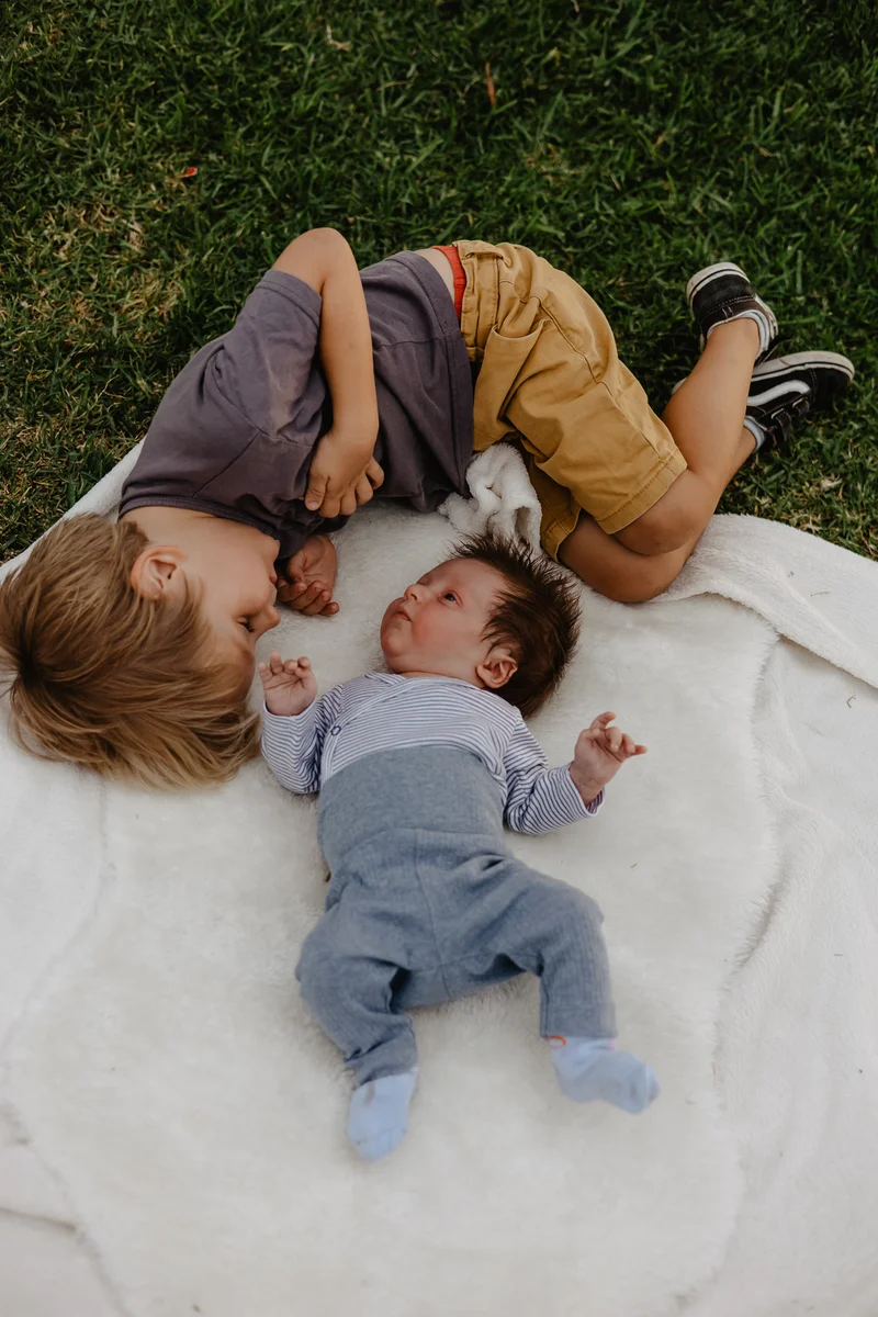 Outdoor newborn session - Photo 15