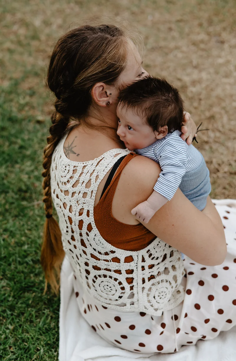 Outdoor newborn session - Photo 25