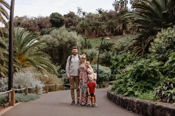 Familia feliz con niños caminando por los senderos del Jardín Botánico Palmetum en Tenerife