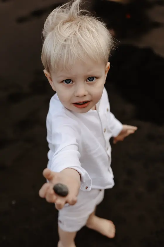 family-session-beach-among-rocks - Photo 11
