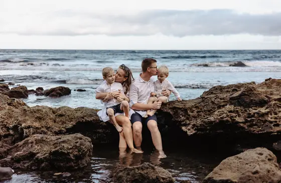 family-session-beach-among-rocks - Photo 12
