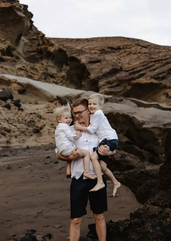 family-session-beach-among-rocks - Photo 13
