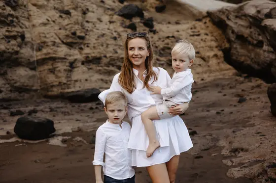 family-session-beach-among-rocks - Photo 14