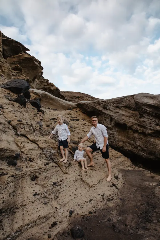 family-session-beach-among-rocks - Photo 15