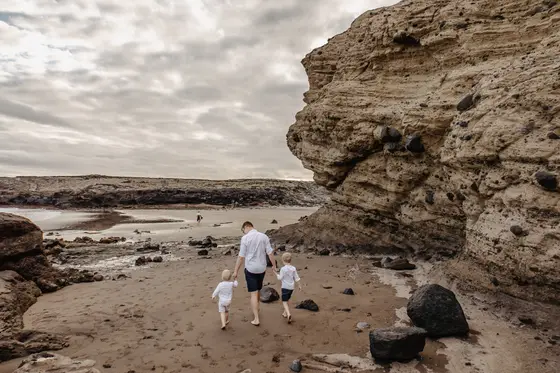 family-session-beach-among-rocks - Photo 16