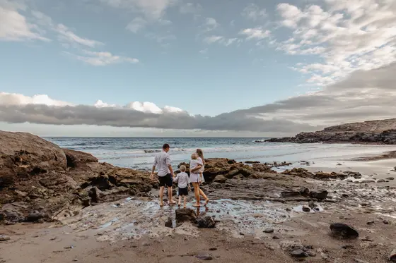 family-session-beach-among-rocks - Photo 17